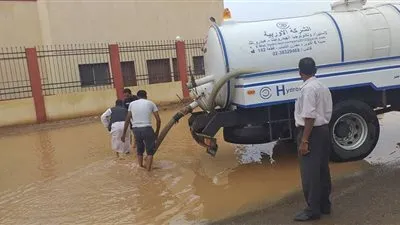 الأمطار تحول شوارع الشلاتين لبحيرات ورئيس المدينة جاري كسح المياه (صور) 