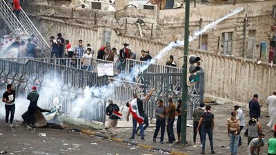 العراق: توافد حشود كبيرة لمنع اقتحام القوات الأمنية ساحة التحرير