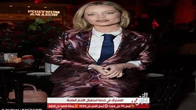 لورا ويتمور تُظهر أسلوبها في ارتداء بدلة وردية ملتوية وربطة عنق بالبحرية