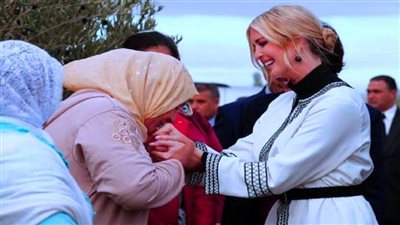 القصة الكاملة للفتاة المغربية التي قبلت يد إيفانكا ترامب