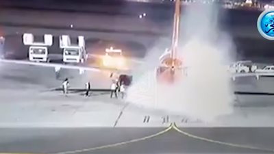 لحظة نشوب النيران بطائرة أوكرانية بمطار شرم الشيخ (فيديو)