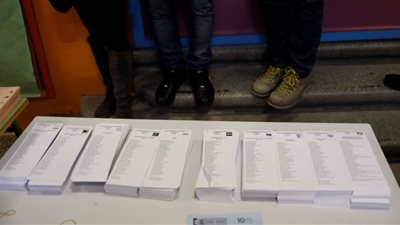 في انتخابات مفاجئة.. مراكز الاقتراع في إسبانيا تفتح أبوابها أمام الناخبين