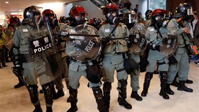 شرطة هونج كونج تطلق الغاز المسيل للدموع في نهاية الأسبوع الـ24 من الاضطرابات