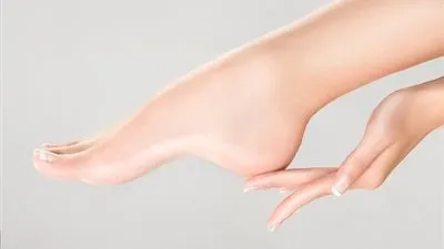 3 وصفات طبيعية لعلاج تشققات القدمين في الشتاء