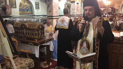 الأنبا توماس يستقبل رفات القديسة تريز ليسوع الطّفل في كنيسة السيدة العذراء إمبابة 