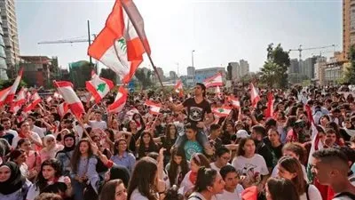 المظاهرات اللبنانية.. فوضى بالأسواق واحتجاجات أمام منازل السياسيين