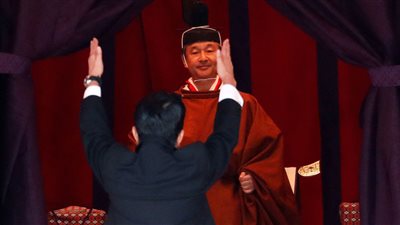 انطلاق الموكب الاحتفالي على شرف الإمبراطور الياباني الجديد في طوكيو