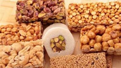 قس يهدي أزهري علبة حلوى المولد النبوي على الهواء (فيديو)