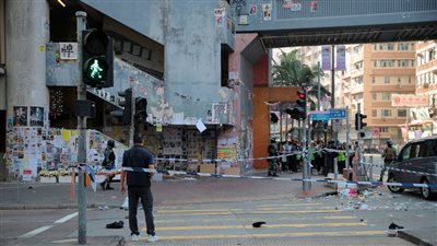 شرطة هونج كونج تطلق النار على المحتجين