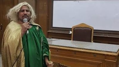 أستاذ جامعي يتقمص شخصية فيلسوف يوناني أمام طلابه (فيديو)
