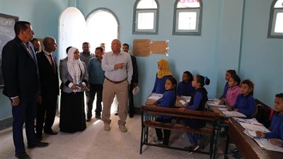محافظ الوادي الجديد: صرف إعانات شهرية للطلاب وتحسين الوجبة المدرسية بالقرية الرابعة بالأربعين 