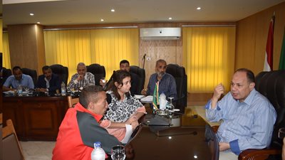 توفير معاشات ومساعدات مادية للحالات الإنسانية خلال اللقاء الإسبوعي لخدمة المواطنين بالفيوم (صور)