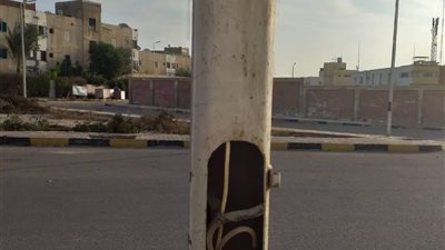 كابوس الكابلات الكهربائية وأعمدة الإنارة المكشوفة بمحيط مدارس الغردقة يهدد حياة التلاميذ (صور) 