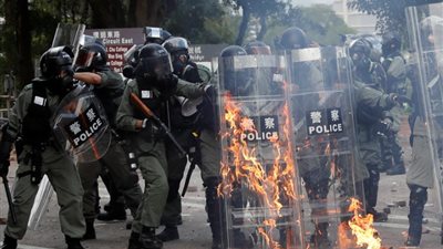 الشرطة: العنف يجر هونج كونج إلى 