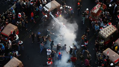 العراق: إلقاء القنابل المسيلة للدموع على المتظاهرين في ساحة الخلاني