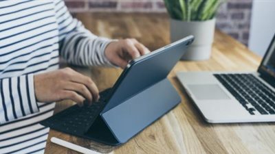 أخصائي نفسي يفجر مفاجأة حول إدمان الإنترنت 