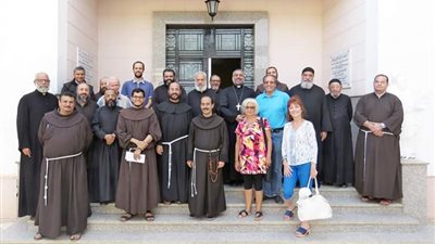 الأنبا عمانوئيل يلتقي مع الآباء الكهنة والرهبان بالإيبارشية