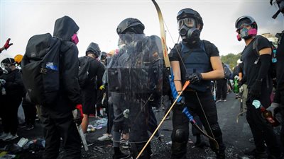 الشرطة تشدد الأمن حول هونج كونج بعد الاشتباكات الليلية