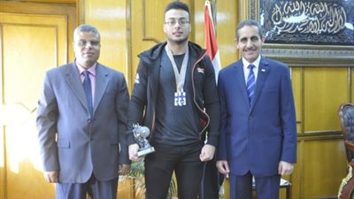 رئيس جامعة القناة يستقبل الطالب الحاصل على لقب أقوى ناشئ فى العالم 