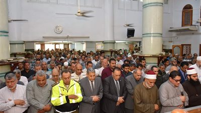 محافظ الشرقية ومدير الأمن يقدمان واجب العزاء  في وفاة رئيس حي أول الزقازيق 