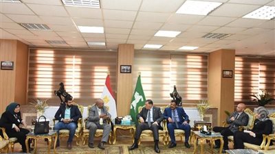 محافظ الشرقية يستعرض خطوات تنفيذ حملة 100 مليون صحة بالمحافظة