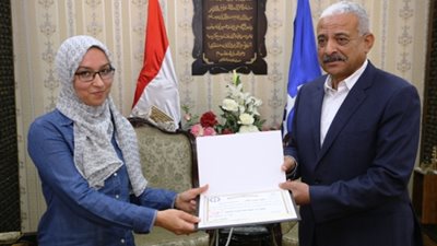 محافظ السويس يكرم موظفة بالأملاك لأمانتها