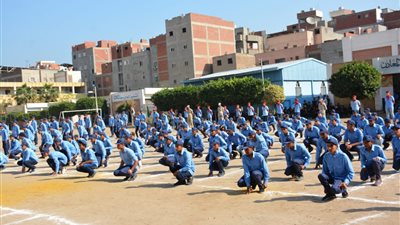 مكافأة نصف شهر لجميع العاملين والطلاب بمدرسة في الدقهلية (صور)