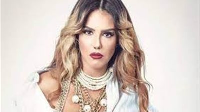 شاهد.. دنيا عبد العزيز تنشر صورة أرشيفية لها مع الراحلين نور الشريف وفاروق الفيشاوي 