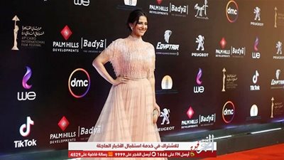 حنان مطاوع تخطف الأنظار بإطلالة هادئة في ختام مهرجان 