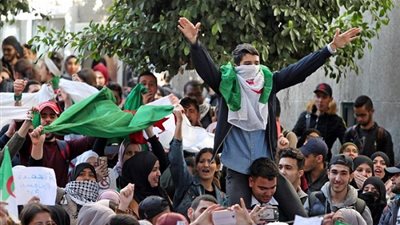 الجزائر.. المؤيدون للحكومة يتجمعون لدعم الانتخابات المقررة