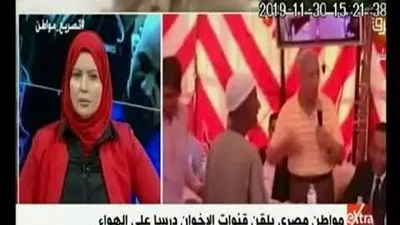 مصري يلقن مذيعة إخوانية درسا قاسيا على الهواء مباشرة (فيديو)