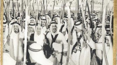 صورة نادرة تجمع 4 ملوك سعوديين يؤدون العرضة قبل 47 عاما 