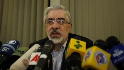 زعيم المعارضة الإيرانية يقارن المرشد الأعلى بشاه المخلوع