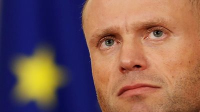 الحزب الحاكم في مالطا يجتمع لتحديد مستقبل رئيس الوزراء وسط أزمة مقتل الصحفية