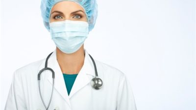 أعمل طبيبة فهل الكشف على جسد الرجال ينقض الوضوء أو يفسد الصيام؟.. الإفتاء تُجيب