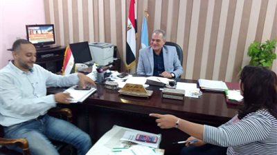 لتحسين الخدمة الطبية.. وكيل وزارة الصحة بالبحر الأحمر يجتمع بمديري الإدارات الفنية بالمديرية (صور) 