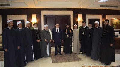 وفد الأزهر والكنيسة والأوقاف يهنئون محافظ البحر الأحمر الجديد (صور)