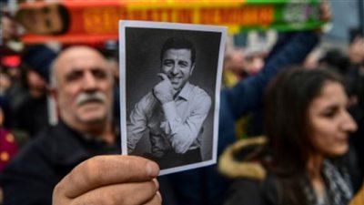 نقل زعيم الحزب الرئيس الموالي للأكراد المسجون للمستشفى