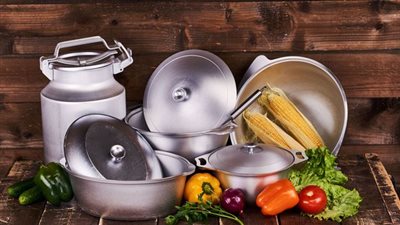 أستاذ جراحة يحذر من استخدام الأواني المصنوعة من الألمونيوم: تؤثر على المخ 