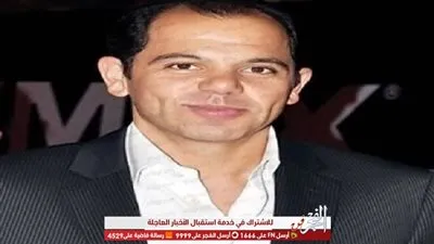 شاهد.. رامي إمام يتغزل في زوجته بعد أن التقتت صورة له