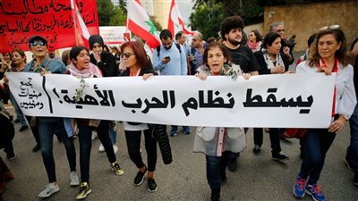 المتظاهرون يلقون الحجارة على القوات اللبنانية في بيروت