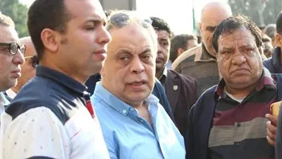 أشرف زكي يودع شعبان عبد الرحيم إلى مثواه الأخير (صور)