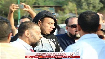 شاهد.. بكاء محمود الليثي في جنازة الراحل شعبان عبدالرحيم (صور)