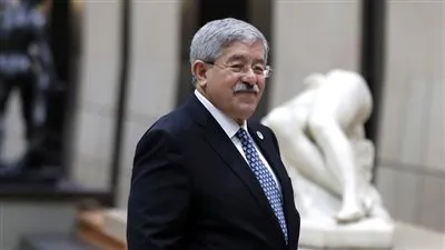 شاهد.. أول ظهور لرئيس الوزراء الجزائري الأسبق داخل المحكمة