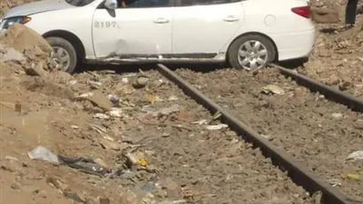 وفاة سائق التاكسي الذى دهسه القطار بالسويس متأثرا باصابته