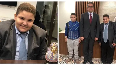 وزير الآثار يهدي 