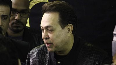 حكيم يصل عزاء شعبان عبد الرحيم  بفيصل (صور)