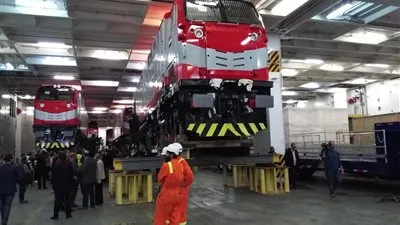 وزير النقل يتفقد وصول ١٠ جرارات قطارات جديدة بميناء الإسكندرية (صور)