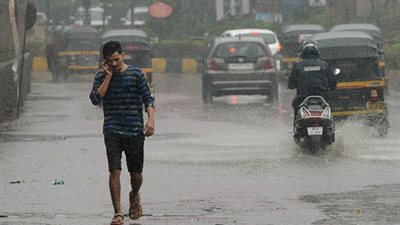 رياح وأمطار.. الأرصاد تكشف عن تفاصيل حالة الطقس غداً الجمعة
