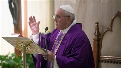 البابا فرنسيس يقدم مقارنة بين إنسان حكيم وآخر جاهل (اعرف التفاصيل)